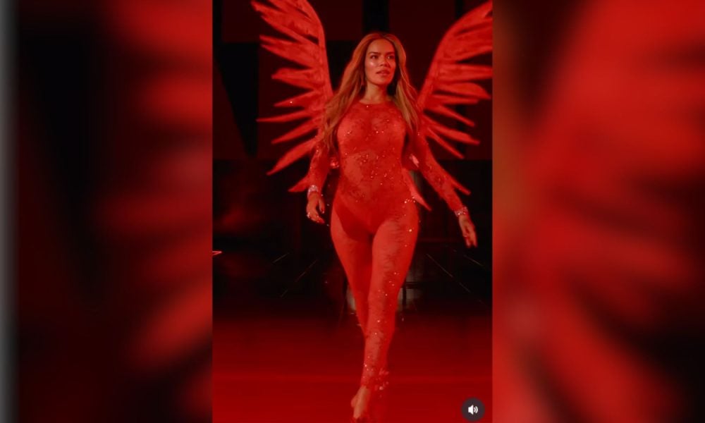 Karol G debuta como un “ángel” de Victoria’s Secret Fashion Show