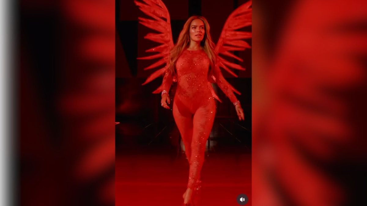 Karol G debuta como un “ángel” de Victoria's Secret Fashion Show