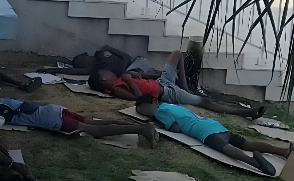 Niños durmiendo en los jardines de un lujoso hotel en La Habana desatan indignación en redes sociales