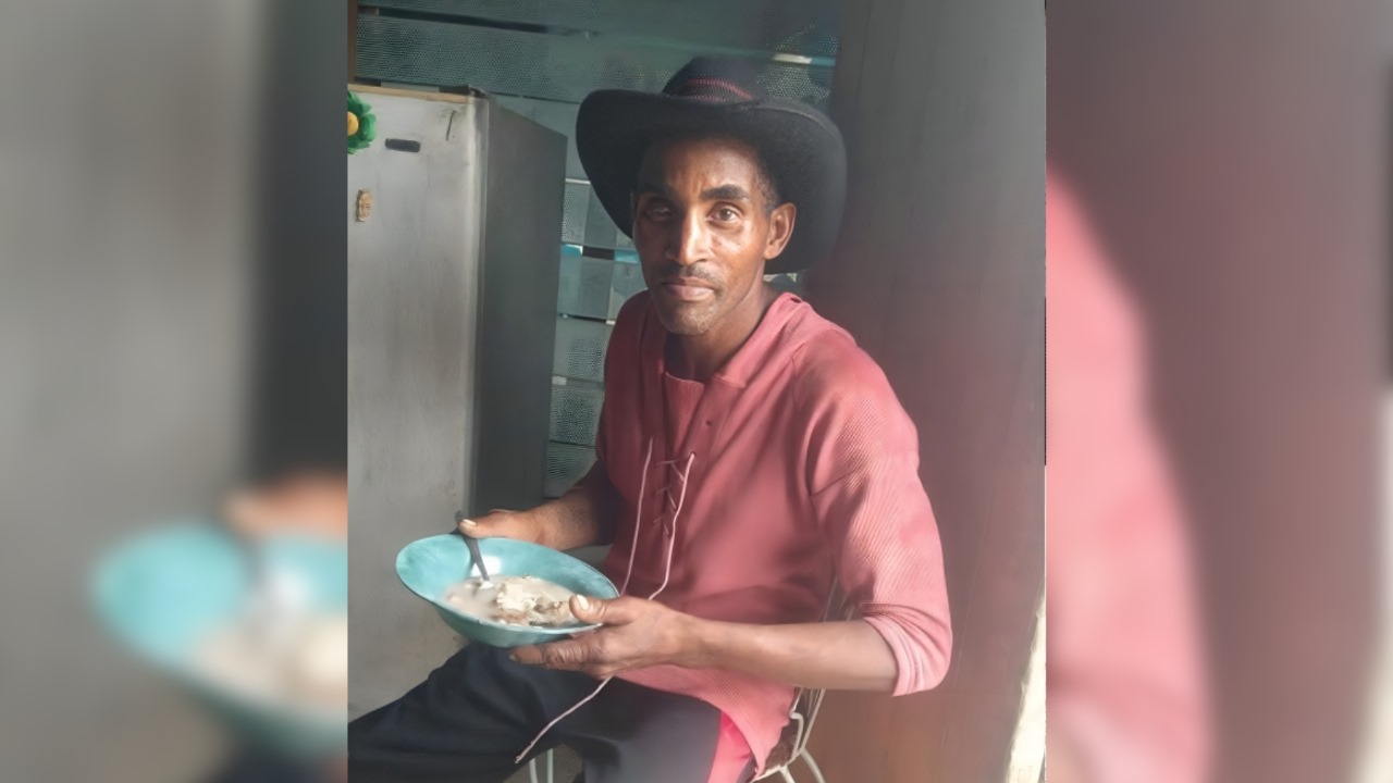 Revelan identidad del cubano cuya foto rescatando un TV de la inundación se hizo viral