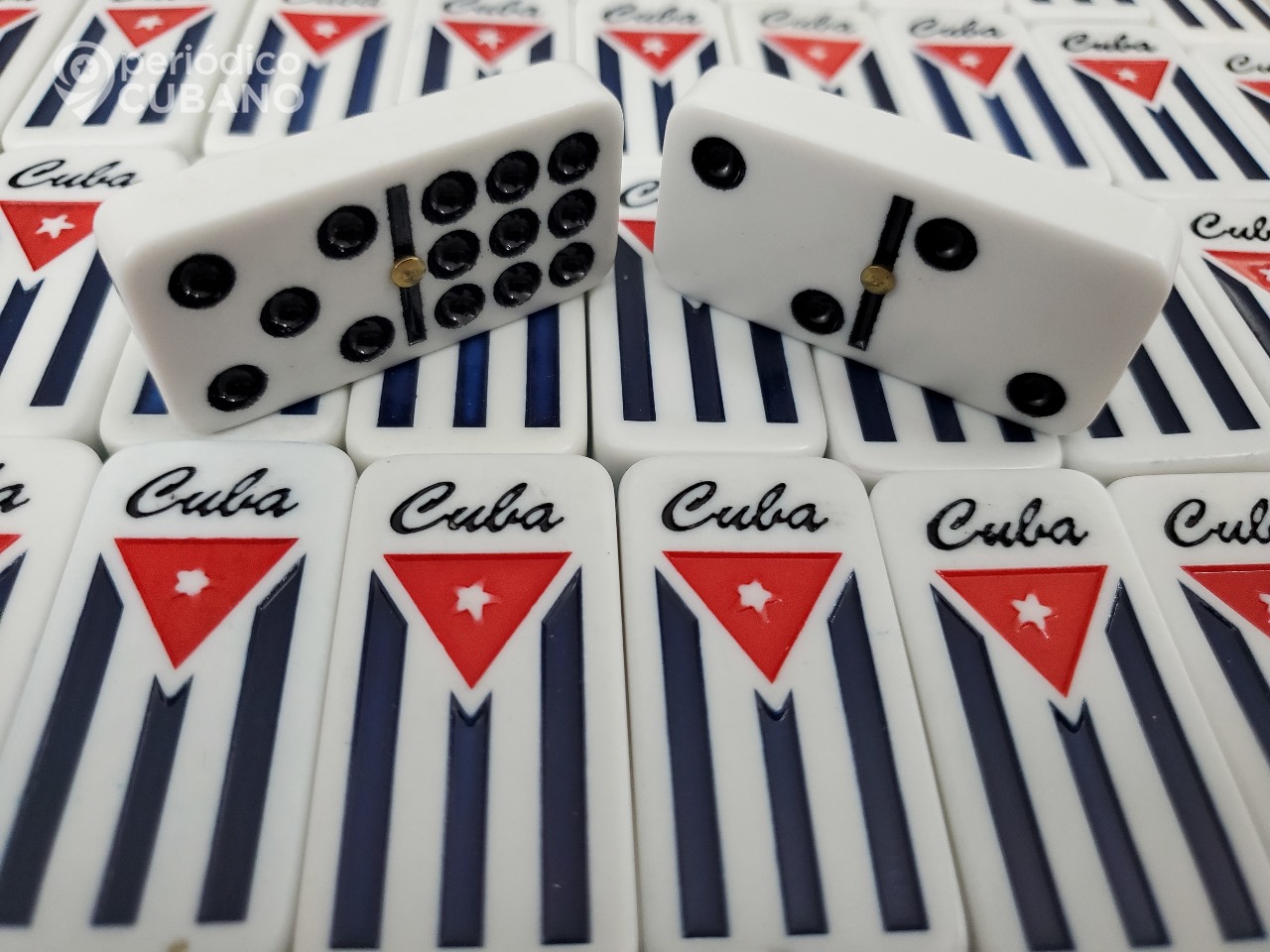 vCubanos pasan la noche jugando dominó en la cola para la licencia en Hialeah