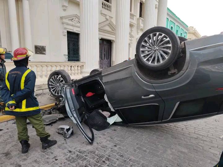 Auto impacta contra la biblioteca ‘José Martí’ en el parque Vidal de Santa Clara