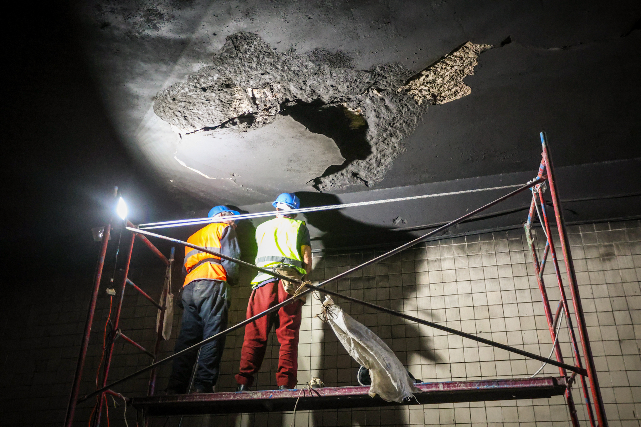 Enrome hueco en el techo del túnel de línea en La Habana obliga a cerrar la vialidad