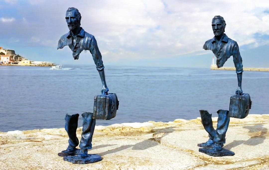 Estatua del emigrante vacío del escultor Bruno Catalano