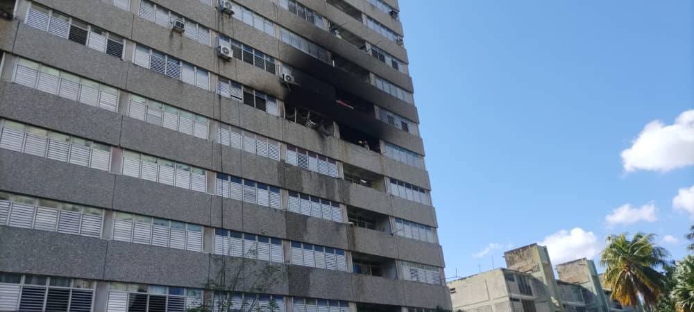 Grave incendio en un apartamento de Plaza de la Revolución deja una persona fallecida