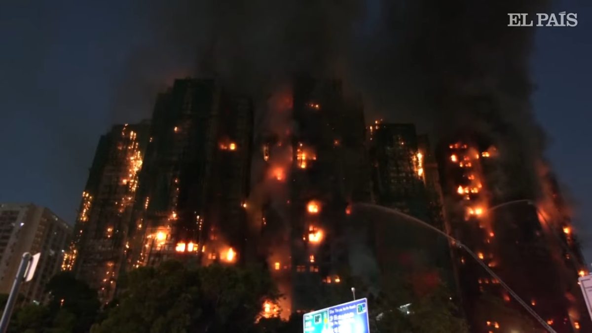 Impresionante incendio en un complejo de apartamento de Hong Kong