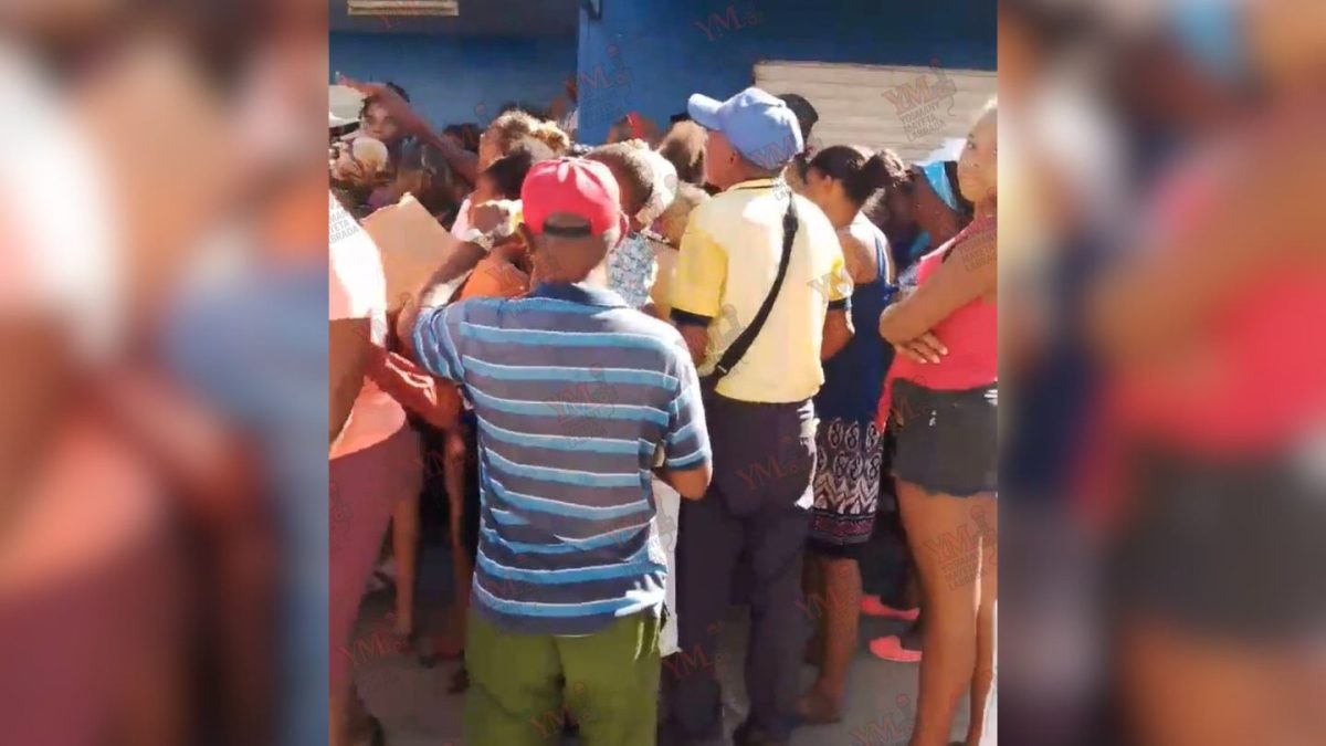 Lanzan gas pimienta a multitud desesperada por comida en Santiago de Cuba