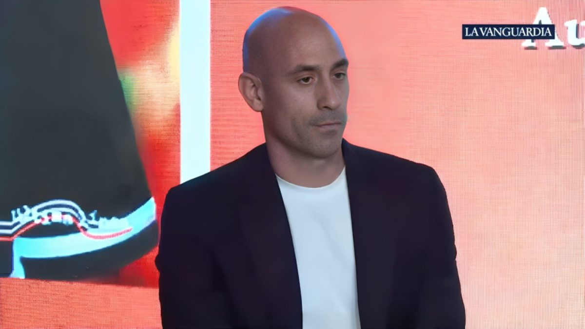 Tío de Luis Rubiales irrumpe y lo agrede durante la presentación de su libro