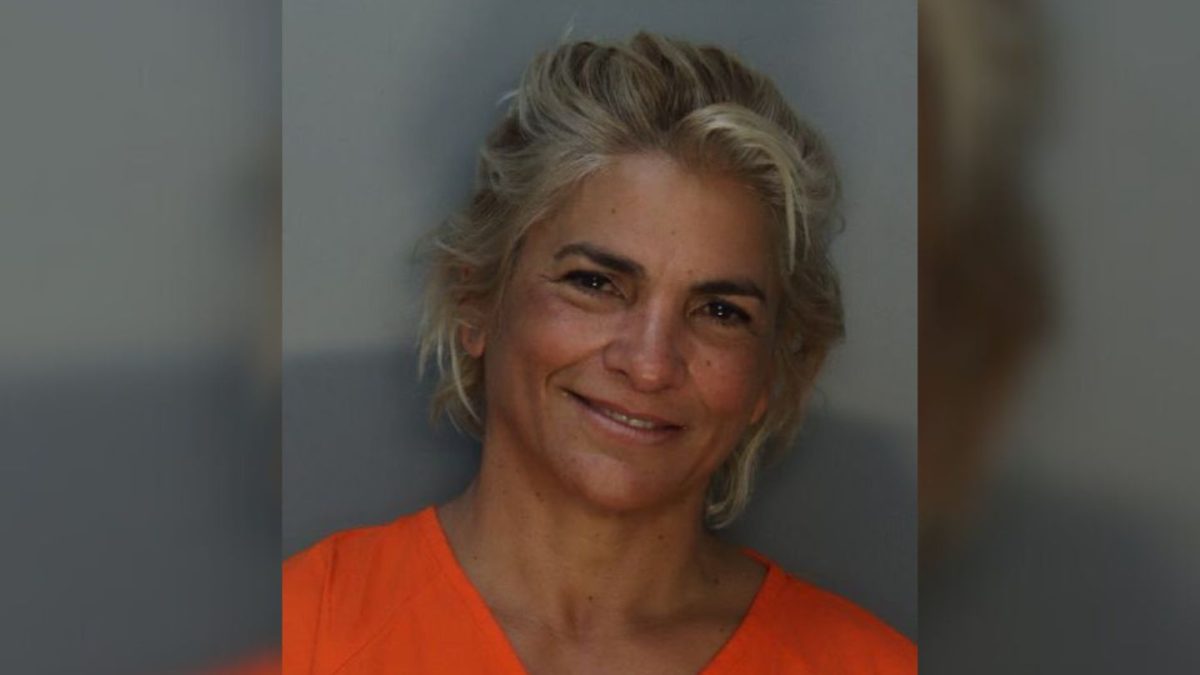 Mujer arrestada en Hialeah por golpear a una madre con su hijo en brazos