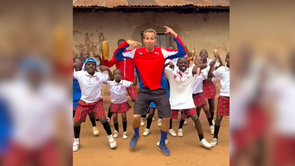 Niños ugandeses bailan Locos por mi Habana de Manolito Simonet