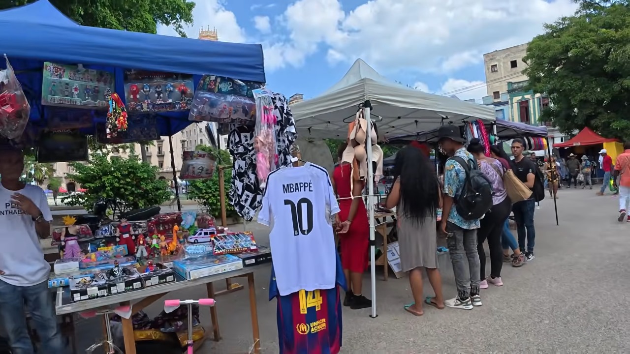 Relojes clonados, ropa de lujo y gadgets el auge de los mercados piratas en Cuba (2)
