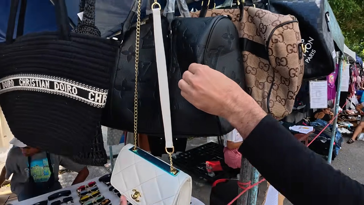 Relojes clonados, ropa de lujo y gadgets el auge de los mercados piratas en Cuba (2)