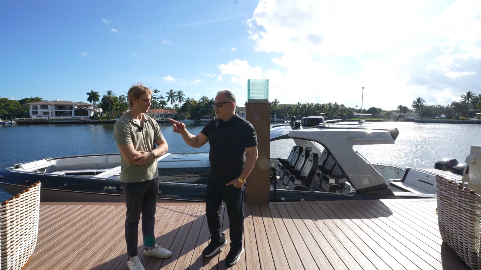 **Nota de prensa** **Así es la casa de un billonario cubano-americano en el barrio más exclusivo de EE.UU.** **MIAMI, Florida.** En un vecindario exclusivo de Coral Gables, Miami, conocido como Gables Estates, se encuentra la impresionante mansión de John H. Ruiz, un billonario cubano-americano. Su propiedad, llamada *Serenity*, ha captado la atención por su lujo, pero también por su historia de esfuerzo y dedicación. A pesar de haber sido ofrecida por 175 millones de dólares, Ruiz compró la mansión en 2020 por 46 millones de dólares y la remodeló con una inversión adicional de 20 millones, lo que la convierte en una de las propiedades más destacadas de los Estados Unidos. Con una extensión de 40,000 pies cuadrados y más de dos acres de terreno, la casa se ubica frente al agua, lo que le proporciona una vista privilegiada. La mansión, diseñada por un arquitecto reconocido, cuenta con detalles excepcionales como techos altos, materiales exclusivos y tecnología de vanguardia. Además, está equipada con un sistema de sonido de última generación y un ascensor de tamaño comercial. La seguridad también es una prioridad: la propiedad dispone de más de 100 cámaras de seguridad y un sistema de protección de alta gama. **Un estilo de vida basado en la disciplina y la tecnología** La vida de John Ruiz es un reflejo de su disciplina y enfoque. A pesar de ser dueño de una mansión de lujo, su estilo de vida no está marcado por el lujo ostentoso, sino por la dedicación a su trabajo y su bienestar personal. Se baña cuatro veces al día, duerme entre 3.5 y 4 horas, y mantiene una estricta rutina que le permite mantenerse enfocado. Ruiz no consume alcohol ni tabaco y tiene un gimnasio personal en su hogar para mantener su salud física. La mansión no solo es un lugar para vivir, sino también para trabajar. Ruiz organiza reuniones de trabajo en su casa y disfruta de un espacio dedicado al entretenimiento, que incluye un cuarto de música y un bar privado. La tecnología juega un papel clave en su vida diaria: la casa está equipada con 102 millas de fibra óptica, un sistema avanzado de sonido y video, y diversos dispositivos automatizados que facilitan la gestión de la propiedad. **Una pasión por los barcos y el trabajo arduo** Además de ser un hombre de familia, Ruiz es un apasionado de los barcos. La mansión de *Serenity* alberga una flota de lanchas deportivas, y Ruiz es dueño de la marca *Cigarette Racing*, dedicada a la fabricación de embarcaciones de lujo. Sus barcos, que van desde 38 hasta 59 pies de largo, son diseñados específicamente para competiciones y eventos, y se utilizan en regatas y otros espectáculos. Ruiz está actualmente en proceso de construcción de un barco de 208 pies de largo, lo que representa el modelo más grande de su marca. El valor de los barcos varía, con los más pequeños rondando los 1.5 millones de dólares, y los modelos más grandes alcanzando hasta 3 millones de dólares. Estas embarcaciones son utilizadas en competiciones, pero también reflejan el amor de Ruiz por la velocidad y la innovación tecnológica. A pesar de su éxito, Ruiz nunca ha dejado de lado su enfoque en el trabajo y en ayudar a los demás. Su historia es un testimonio de cómo el esfuerzo constante y la dedicación a la mejora continua pueden llevar a alcanzar grandes logros, tanto financieros como personales. **Un ejemplo de humildad y enfoque en lo que importa** A pesar de haber alcanzado el estatus de billonario a los 49 años, Ruiz nunca ha permitido que el dinero se convierta en su único objetivo. Originario de una familia de inmigrantes, Ruiz trabajó desde joven para convertirse en abogado y, posteriormente, desarrolló una empresa tecnológica vinculada al ámbito legal. Su historia es un ejemplo de cómo el trabajo arduo, la pasión por lo que uno hace y la constancia pueden llevar al éxito. Para él, el dinero es simplemente una consecuencia de hacer las cosas bien, y no un fin en sí mismo. Ruiz enfatiza la importancia de ser constante, tener una visión clara y no dejarse desanimar por los fracasos. A lo largo de su vida, ha mantenido relaciones cercanas con su familia, incluidos sus padres, exesposa e hijos, lo que demuestra que, a pesar de su fortuna, sigue valorando lo más importante: el bienestar de su familia y su propia salud. La mansión *Serenity* es el reflejo del éxito de Ruiz, pero también de su dedicación y esfuerzo. Su hogar es un espacio que ha sido diseñado no solo para ofrecer lujo y confort, sino también para fomentar un ambiente de trabajo productivo y un estilo de vida saludable. En definitiva, la historia de John Ruiz es un ejemplo de cómo la pasión, el trabajo constante y la humildad pueden llevar a alguien a alcanzar grandes logros. --- **Subheadings para SEO:** 1. La mansión de John Ruiz: lujo y tecnología de vanguardia 2. La disciplina de Ruiz: un estilo de vida saludable y enfocado 3. *Cigarette Racing*: la pasión por los barcos y el trabajo continuo **Metadescripción:** Descubre la mansión de John Ruiz, billonario cubano-americano, en el barrio más exclusivo de EE.UU. Una historia de éxito, trabajo y pasión por el lujo. **Palabras clave:** John Ruiz, mansión, Gables Estates, Cigarette Racing, lujo, tecnología