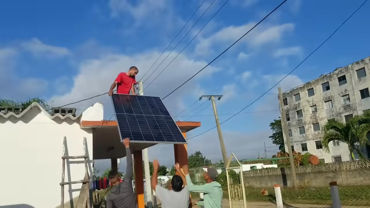 Cubana resuelve el problema de los apagones instalando paneles solares en su techo