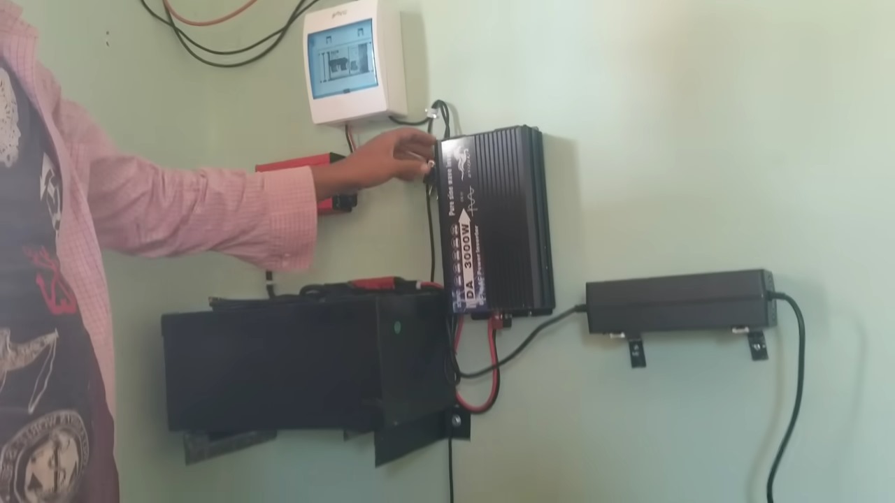 Cubana resuelve el problema de los apagones instalando paneles solares en su techo (2)
