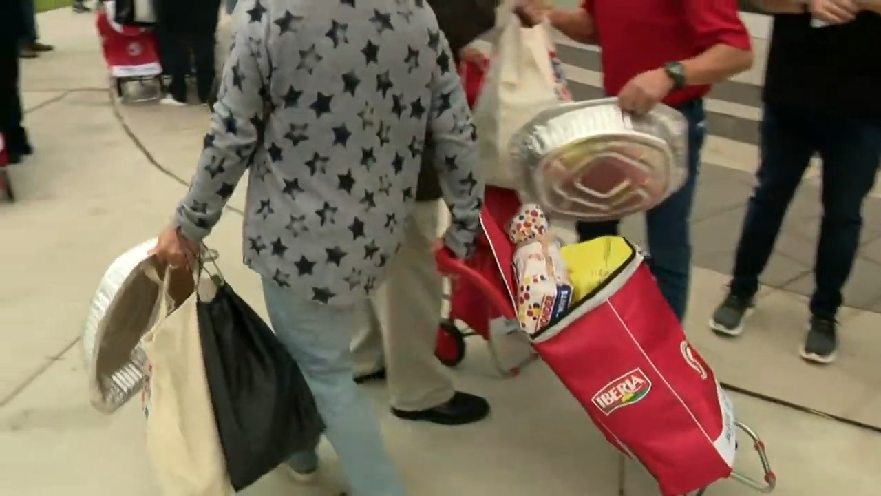 Entregan en Miami “jabas navideñas” a 700 familias necesitadas