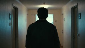Hombre llega a un hotel