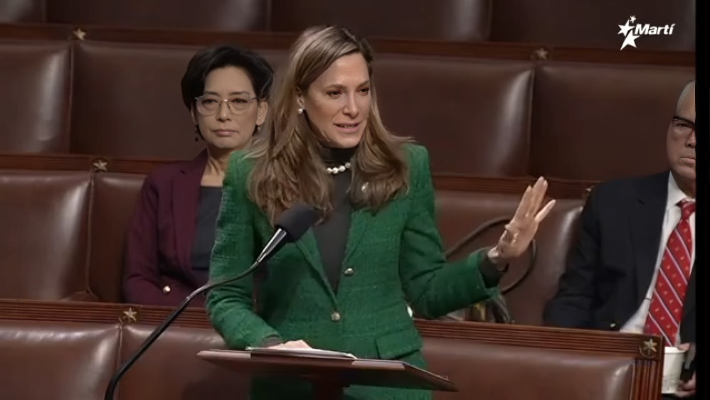 María Elvira Salazar critica suspensión de trámites migratorios: “Es un castigo colectivo”