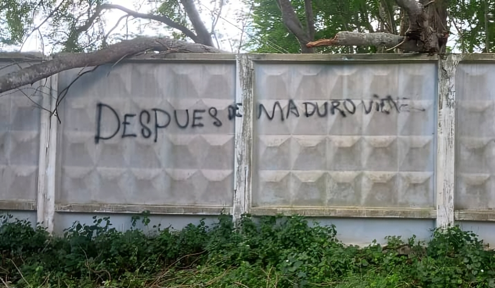 Polémico cartel en la Universidad de Camagüey Después de Maduro viene (1)