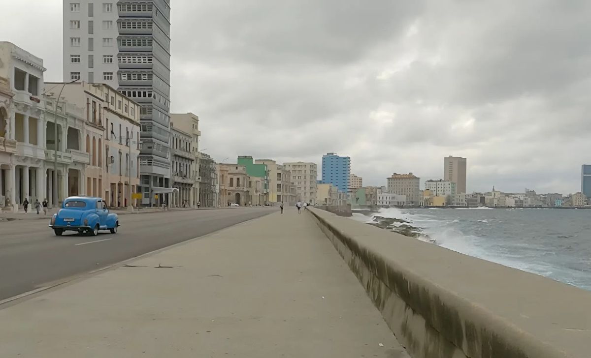 Rescatan a una mujer en el Malecón de La Habana