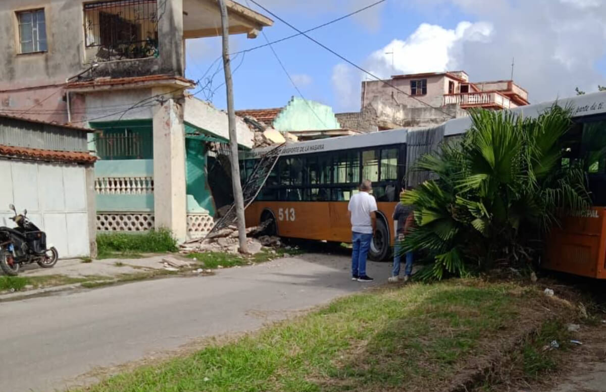 ómnibus se estrella contra una vivienda en La Habana (1)