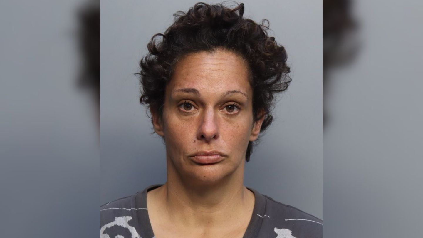 Arrestan a una mujer por lanzar una piedra a una cafetería de Hialeah