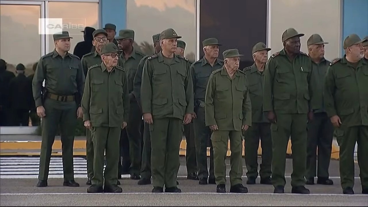 Asiste Raúl Castro a la ceremonia militar para los cubanos fallecidos en Venezuela