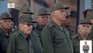 Asiste Raúl Castro a la ceremonia militar para los cubanos fallecidos en Venezuela