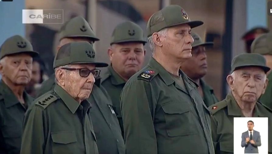 Asiste Raúl Castro a la ceremonia militar para los cubanos fallecidos en Venezuela