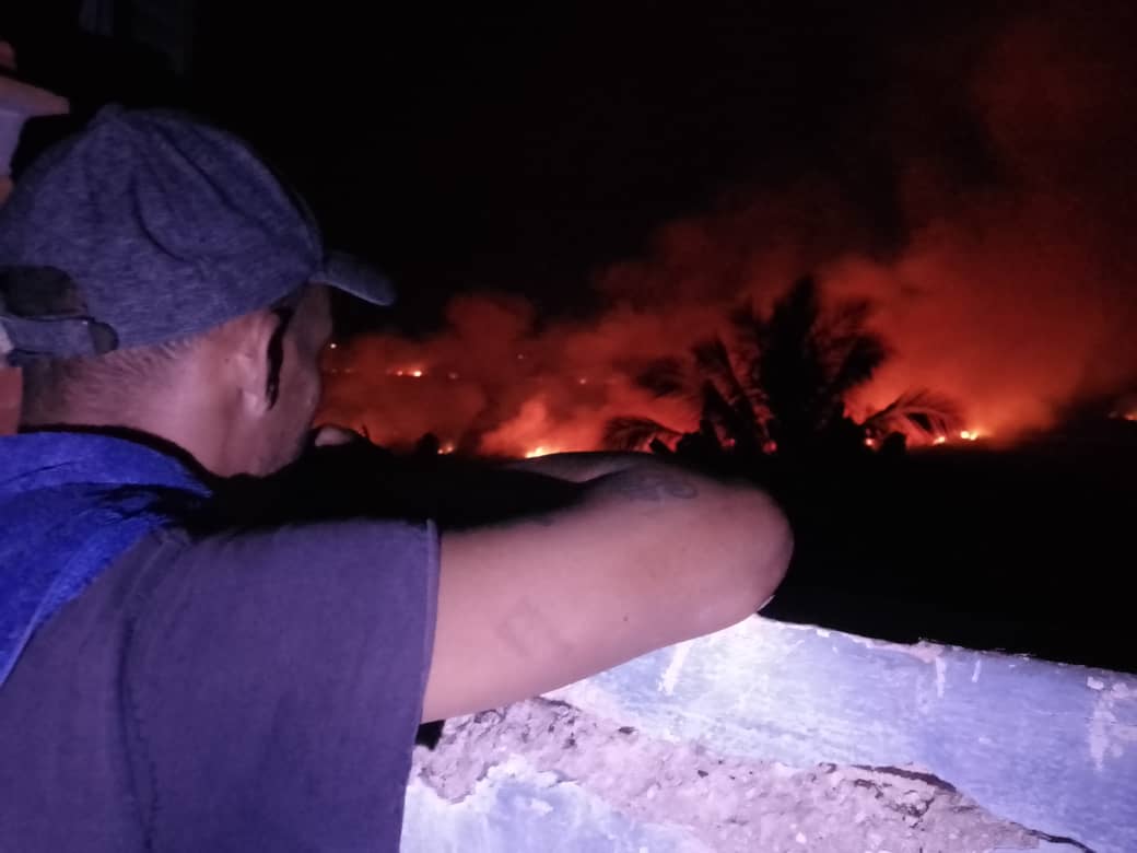 El 5 de agosto de 2022, Matanzas fue escenario del mayor desastre industrial de la historia reciente de Cuba, cuando un rayo impactó el tanque 52 de la Base de Supertanqueros, cargado con miles de metros cúbicos de crudo. El incendio se propagó rápidamente y terminó destruyendo cuatro tanques de combustible. El balance oficial fue de 17 fallecidos —en su mayoría bomberos—, 132 heridos y 14 desaparecidos cuyos restos no pudieron ser identificados entre cientos de fragmentos óseos. Más allá de la tragedia humana, el siniestro agravó la crisis energética nacional: se perdieron capacidades estratégicas de almacenamiento y la cercana termoeléctrica Antonio Guiteras tuvo que ser detenida temporalmente, afectando el suministro eléctrico en todo el país. Dos años después, el 14 de junio de 2024, un nuevo incendio volvió a encender las alarmas en Matanzas, esta vez en uno de los tanques de 10.000 metros cúbicos de crudo que alimentan a la central termoeléctrica Antonio Guiteras, la más importante del sistema eléctrico cubano. El fuego se originó durante trabajos de reparación en la escalera del tanque y fue controlado por bomberos de varias provincias, sin víctimas ni daños mayores, lo que permitió mantener la planta en funcionamiento. Sin embargo, el incidente evidenció nuevamente la fragilidad de una infraestructura envejecida y mal mantenida, donde cualquier falla puede traducirse de inmediato en apagones masivos y mayor deterioro de la ya precaria situación energética de la Isla.