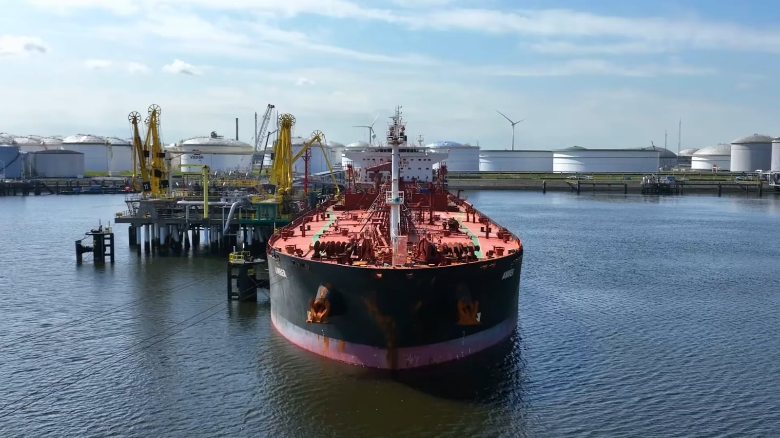 Barco con capacidad de 400.000 barriles de petróleo llega al puerto de Matanzas