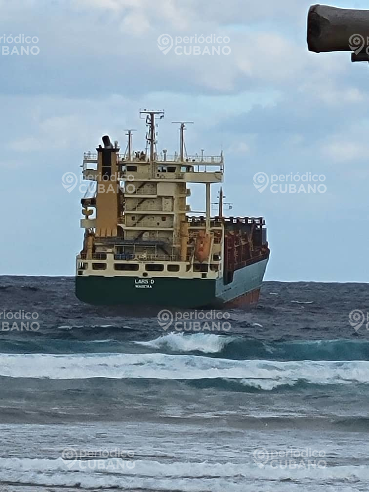 Barco encallado en Playa Baracoa (1)