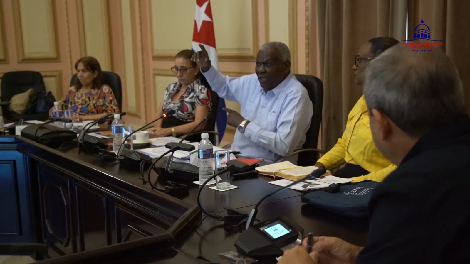 Consejo de Estado ordena liberar de sus trabajos a los delegados municipales para controlar los barrios