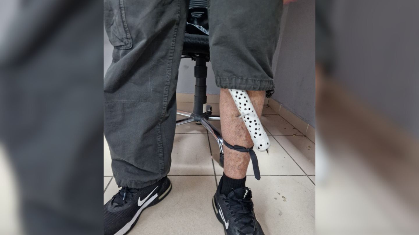 Pasajero arrestado en el aeropuerto de La Habana por llevar 28 aves ocultas en su pantalón (2)
