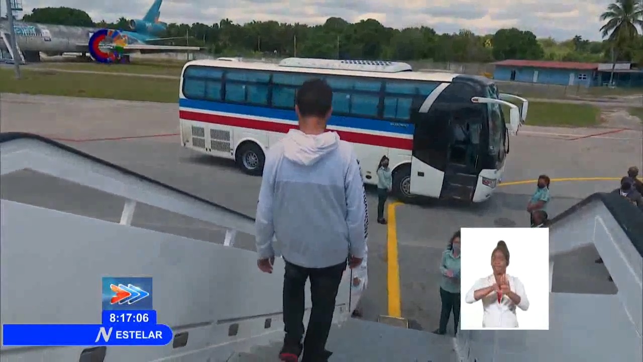 Vuelo de deportación con 116 migrantes cubanos llega a La Habana procedente de EEUU