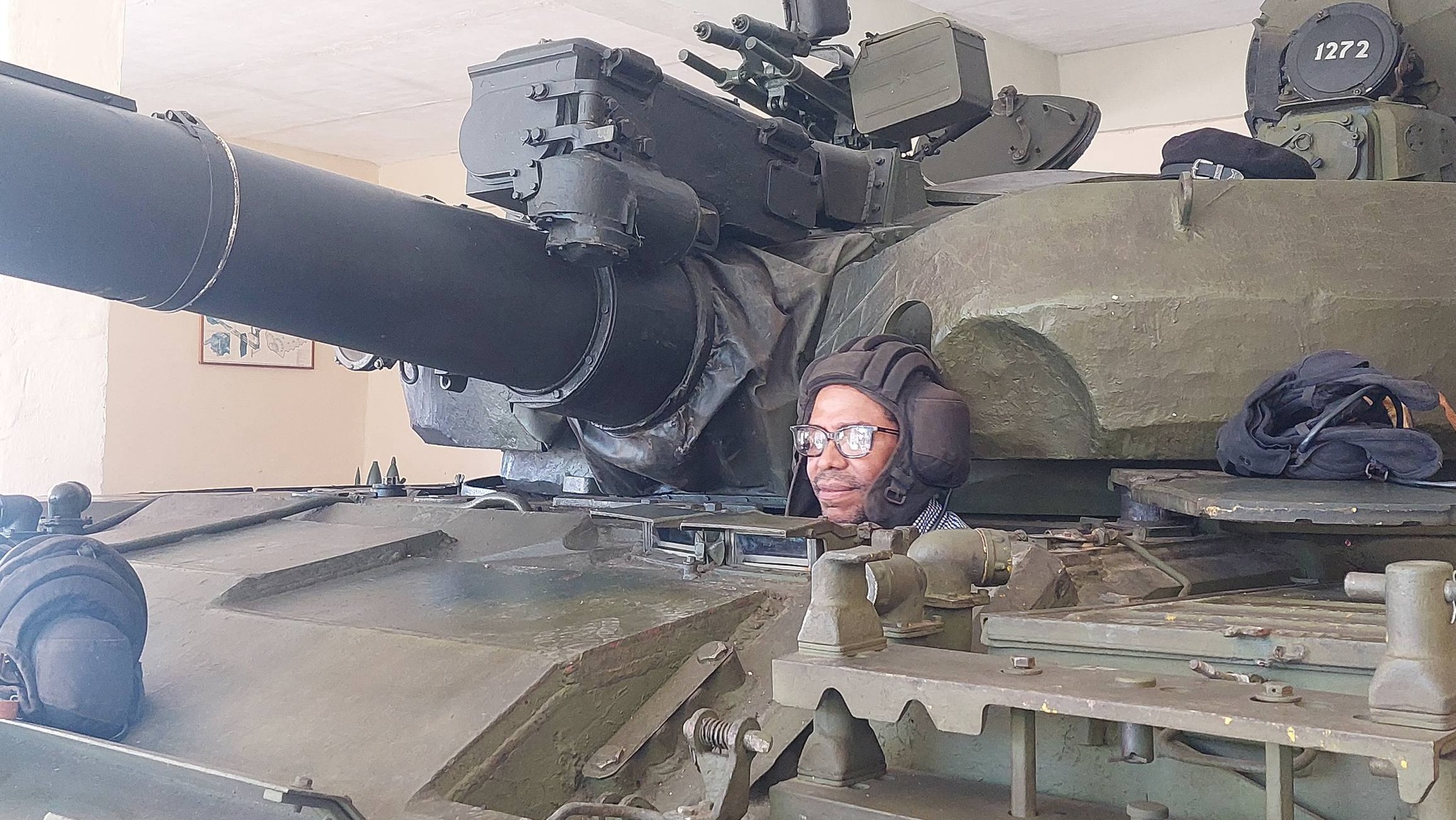 Burlas para Raúl Torres por posar en un antiguo tanque de guerra del ejército cubano