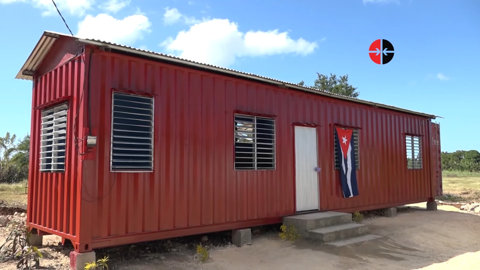 Convierten contendores metálicos chino en “casas” de 28 m² y un solo cuarto