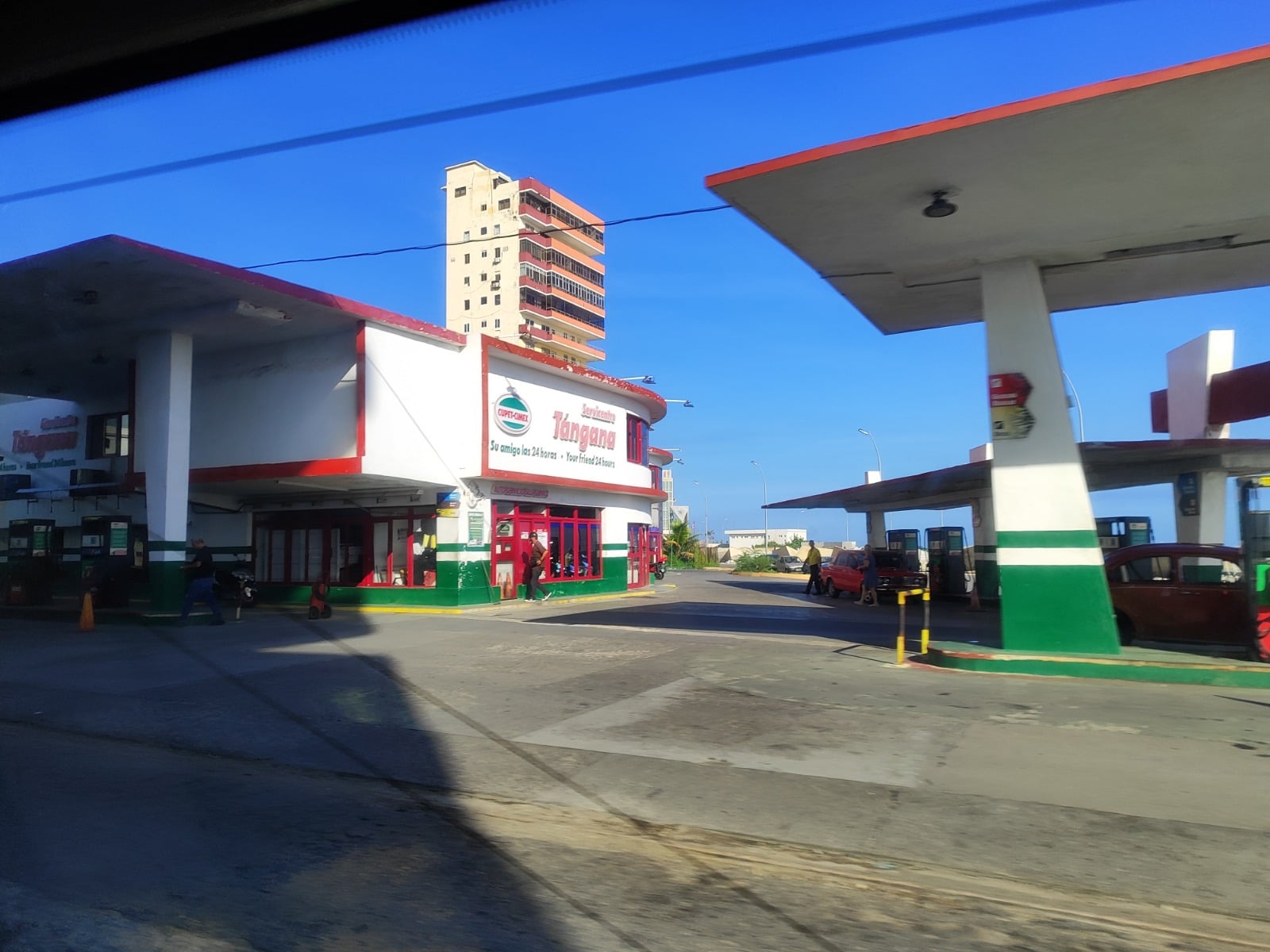 Denuncian acaparamiento y reventa de turnos para comprar combustible en La Habana