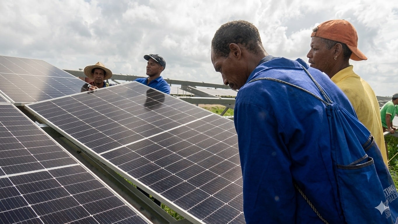 Empresa Eléctrica oferta plazas para un parque solar con salario mensual de 10 dólares