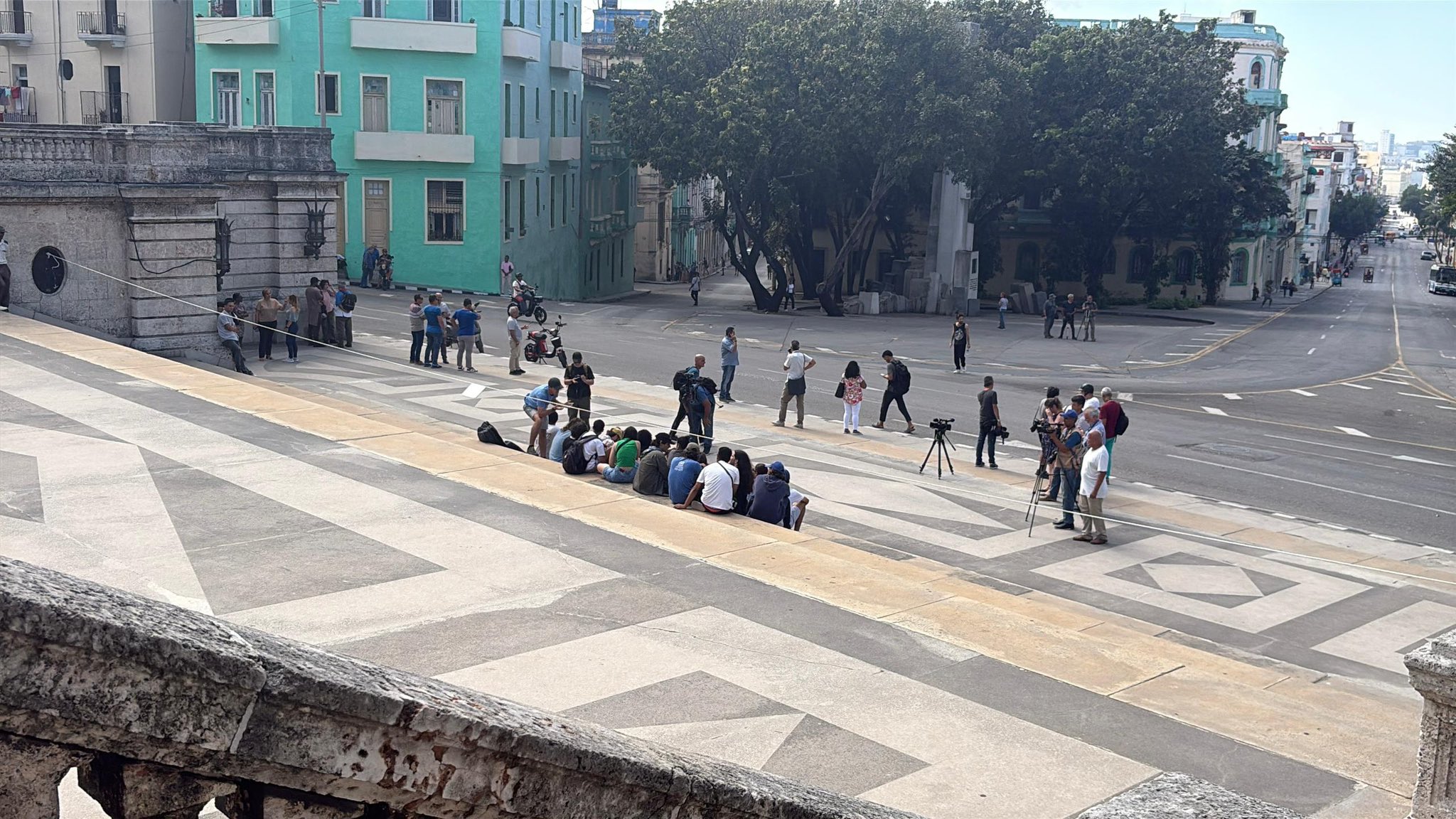 Estudiantes realizan una sentada pacífica en la escalinata de la Universidad de La Habana