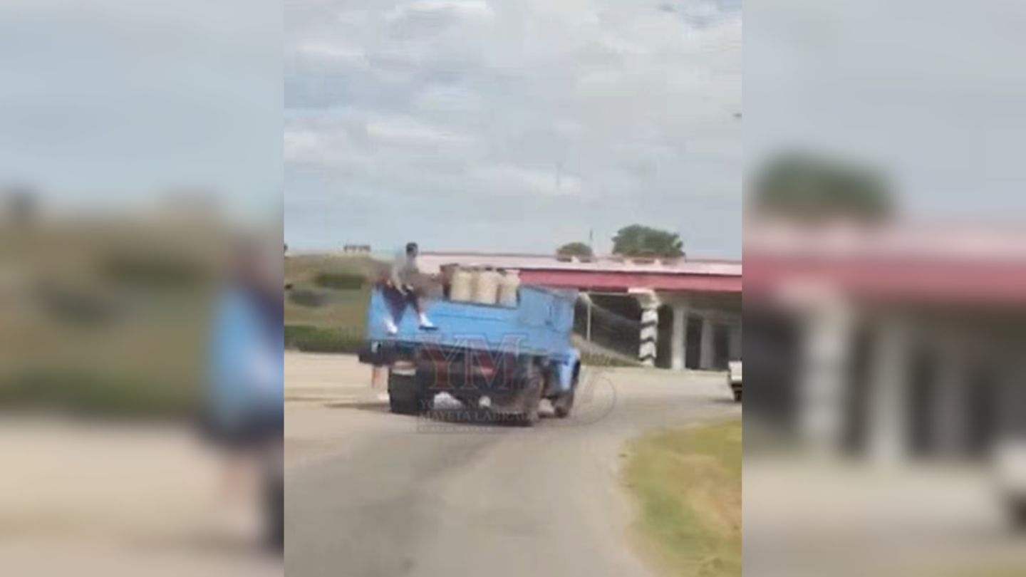 Intento de robo o botella el polémico video de un cubano sobre una camioneta en Santiago de Cuba