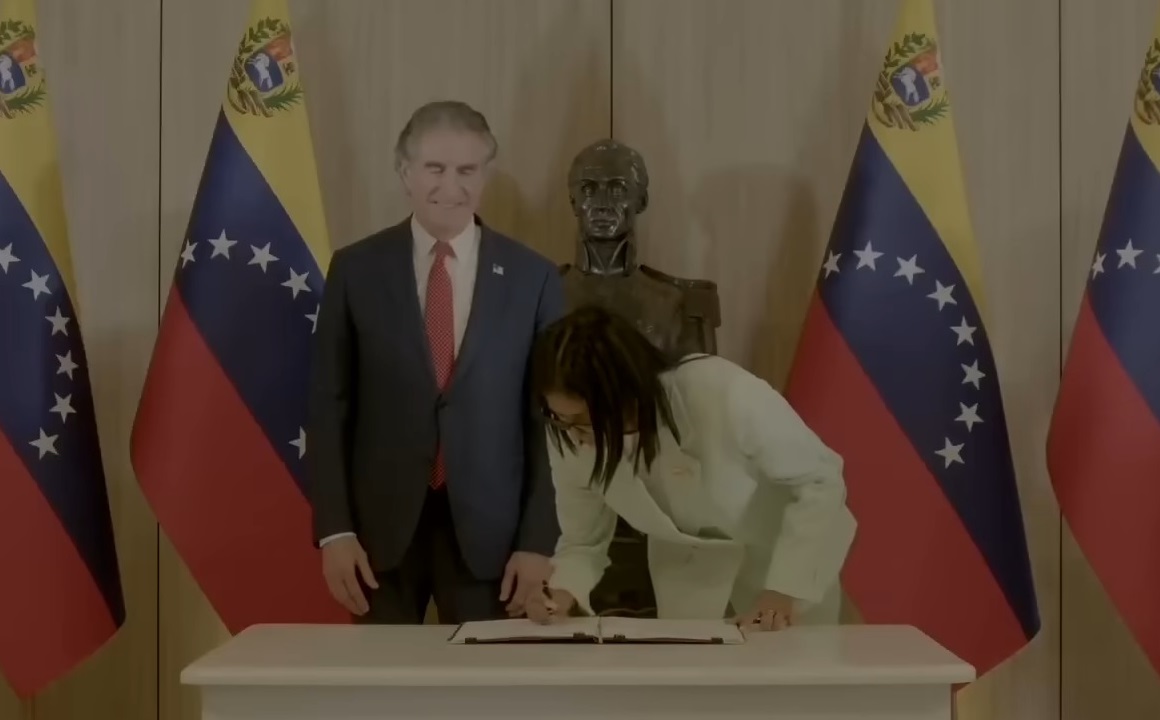 Momento en el que Delcy Rodríguez firmó el acuerdo. (Captura de pantalla © Luigino Bracci Roa desde Venezuela-YouTube)