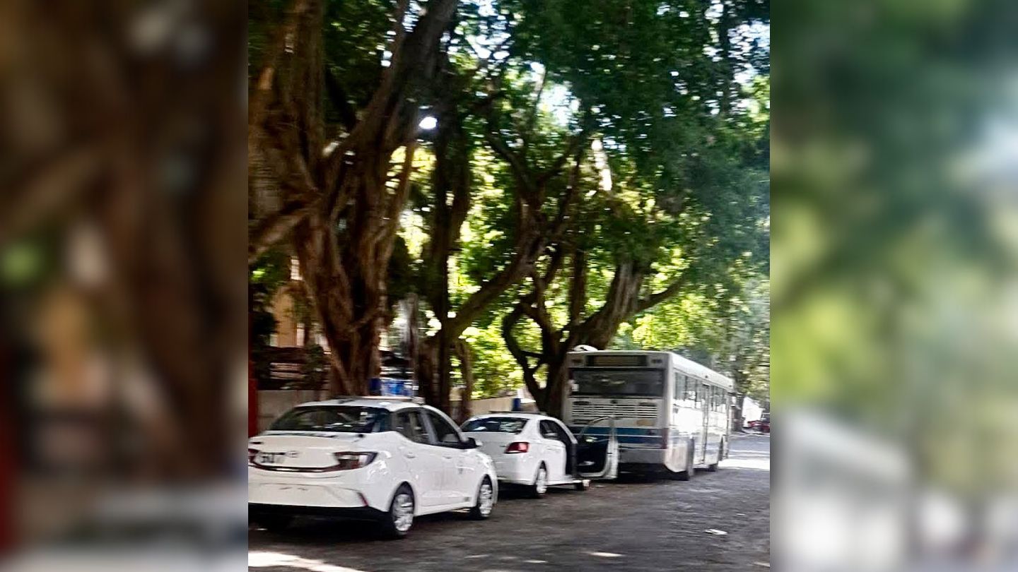 Régimen moviliza a la “guagua del terror” para intimidar a manifestantes en la Universidad de La Habana
