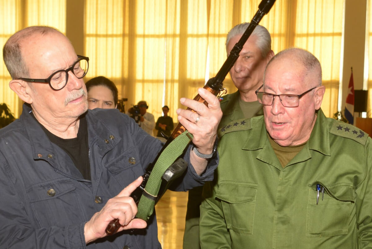 Silvio Rodríguez recibe un arma del régimen