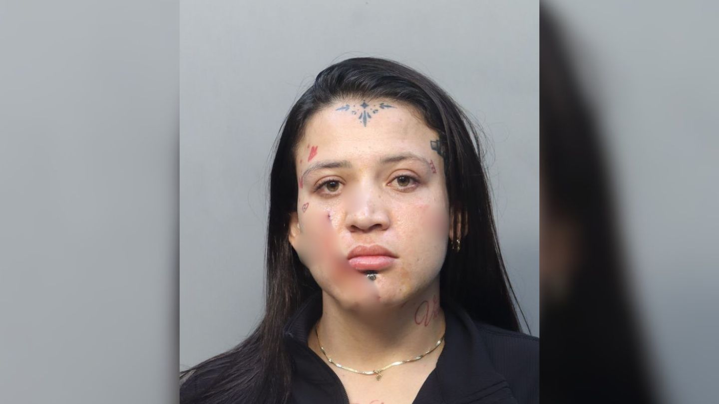 Vecina de Hialeah queda detenida y sin fianza tras delito grave en una gasolinera (1)