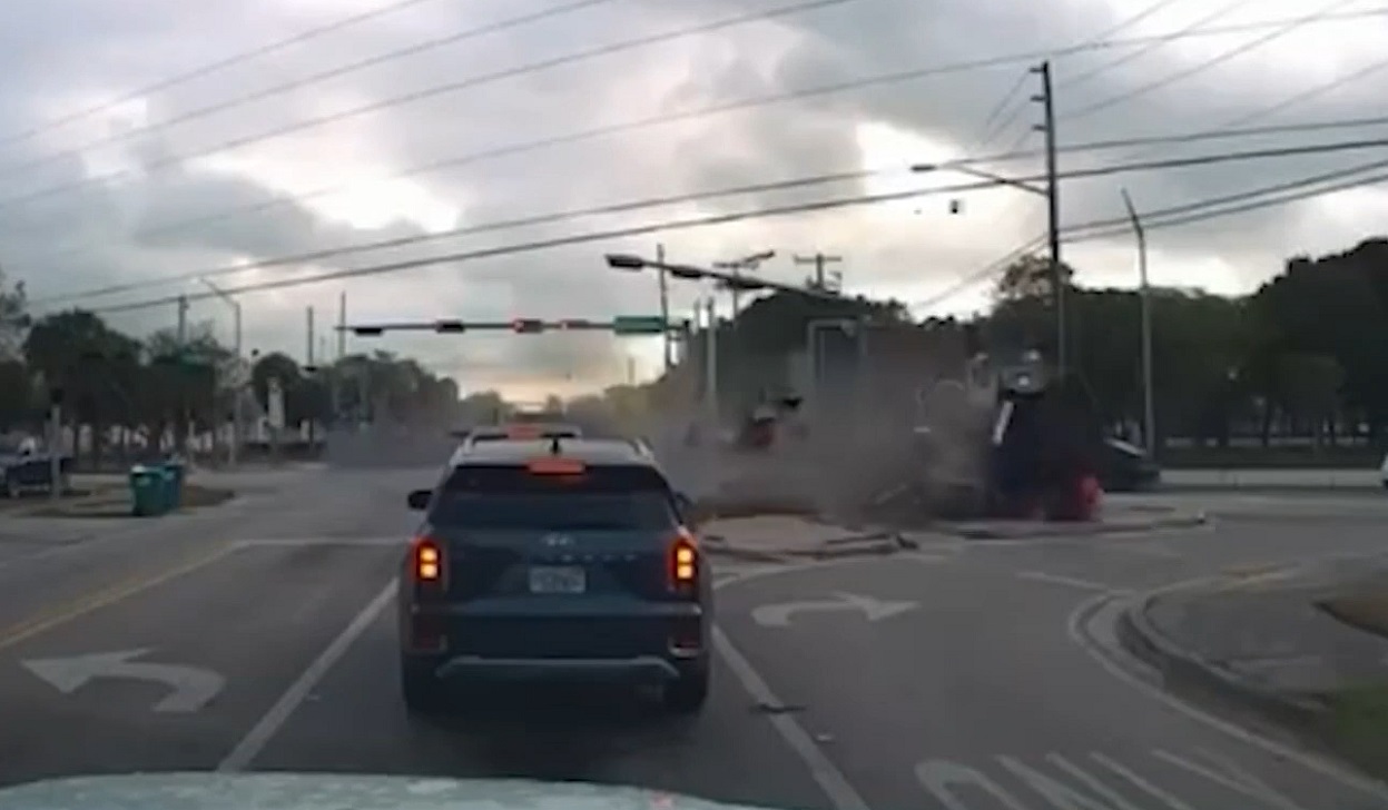 Imágenes que muestran el momento exacto del accidente que cobró la vida del joven cubano. (Captura de pantalla © Telemundo 51)