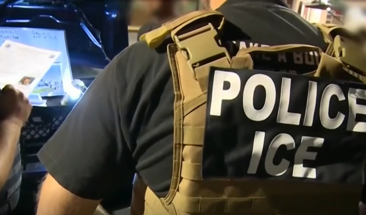 Agentes de ICE en Estados Unidos. (Captura de pantalla © Noticias Telemundo-YouTube)