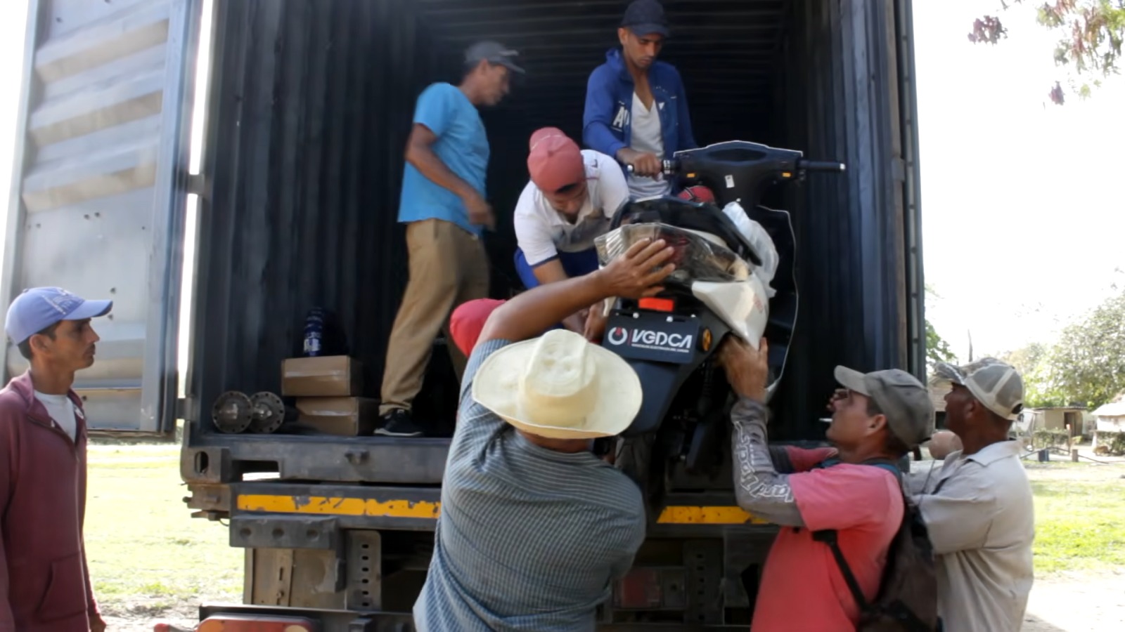 Alemania dona motos eléctricas destinadas a estos cubanos