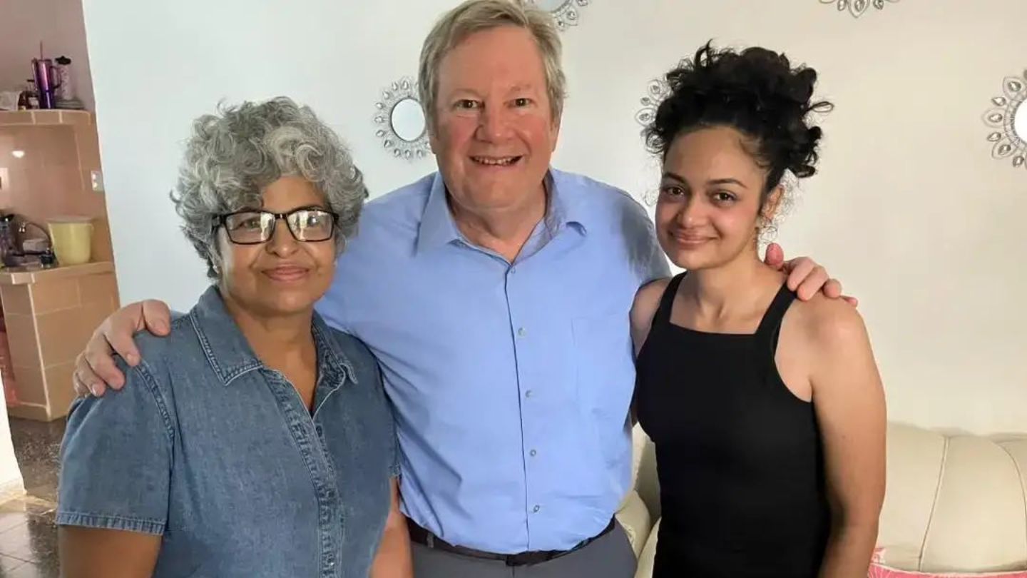 Mike Hammer visita a Anna Bensi y su madre: ambas bajo arresto domiciliario