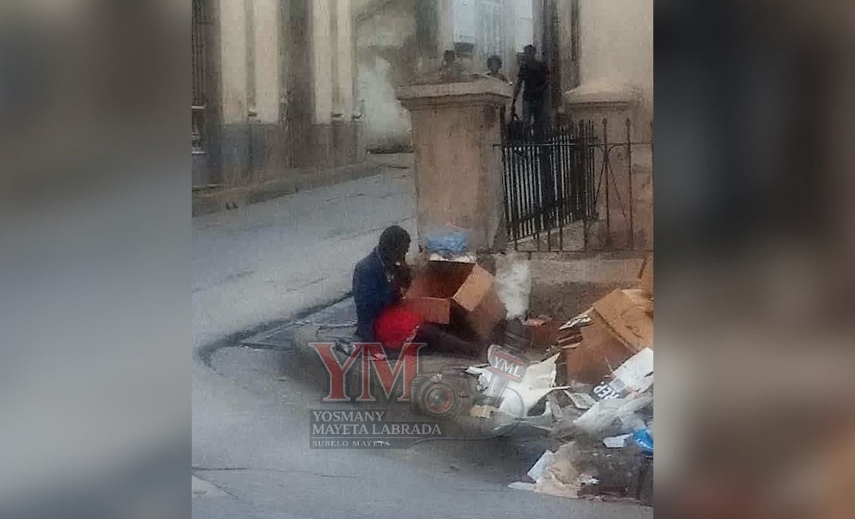 “La imagen duele”: hombre busca comida entre la basura en Santiago de Cuba